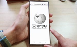 Wikipedia solicită firmelor AI să plătească pentru acces și să renunțe la scraping