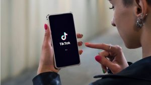 Acum poți decide pe TikTok ce proporție de conținut creat de IA să afișezi