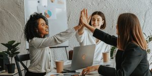 Interviu unic: viitorul femeilor în tehnologie și impactul comunităților – Roxana Sluser