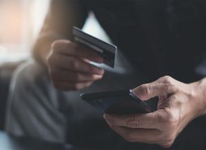 Șoferul de la colectarea deșeurilor a luat credite de peste 110.000 lei cu identitățile colegilor