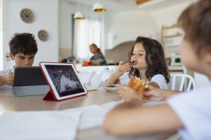 Măsuri ușoare pentru protecția copiilor pe internet