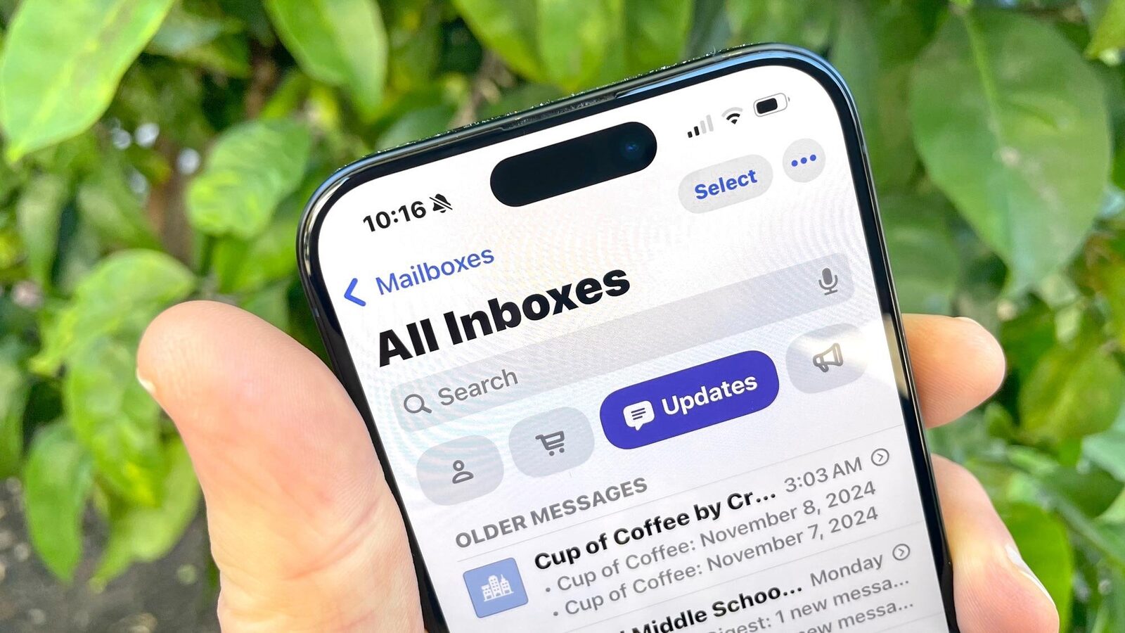 Setează corect contul, activează filtre anti‑spam și păstrează inboxul organizat pentru liniște