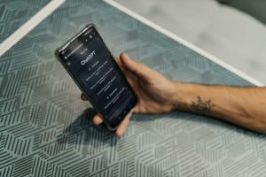 UE nu are încă un cadru legal pentru chatGPT, iar 1,2 milioane de utilizatori discută suicid cu botul