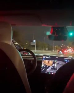 Uber lansează primele taxiuri robot complet autonome în Abu Dhabi