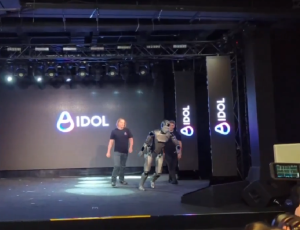 Robotul umanoid rus, primul cu IA, a alunat de pe scenă la demonstrație