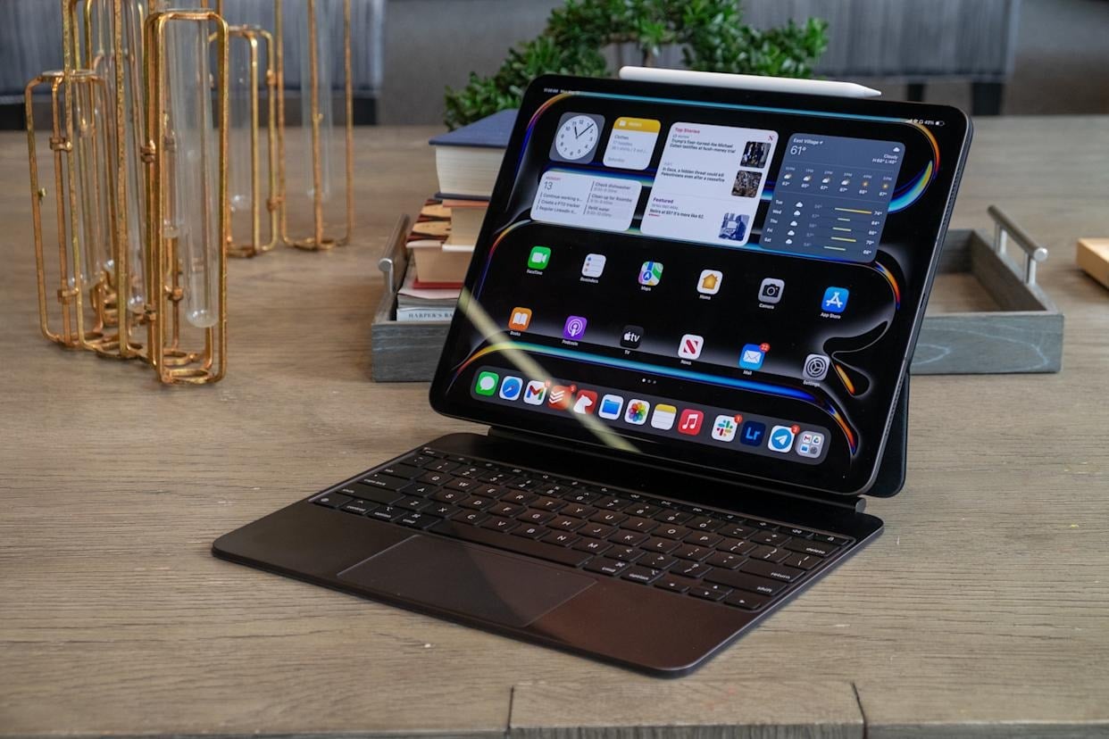 Utilizează Stage Manager pe iPad pentru multitasking similar unui laptop