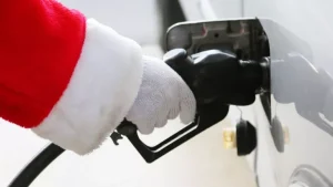 Carburanții ieftinesc la final de an, dar fără declanșarea unui faliment