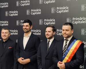 <p><strong>Primarul Stelian Bujduveanu îl felicită pe noul primar general al Bucureștiului, Ciprian Ciu…, și îi urează mult succes</strong></p>