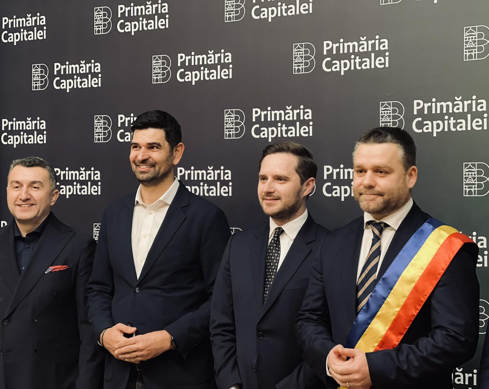 Primarul Stelian Bujduveanu îl felicită pe noul primar general al Bucureștiului, Ciprian Ciu…, și îi urează mult succes