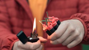 Românii care aprind petarde interzise de Revelion riscă închisoarea