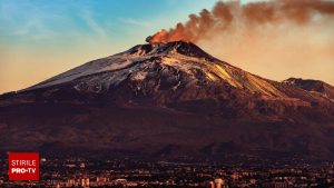 Vulcanul Etna arată indicii de activitate, iar autoritățile italiene sporesc alerta.