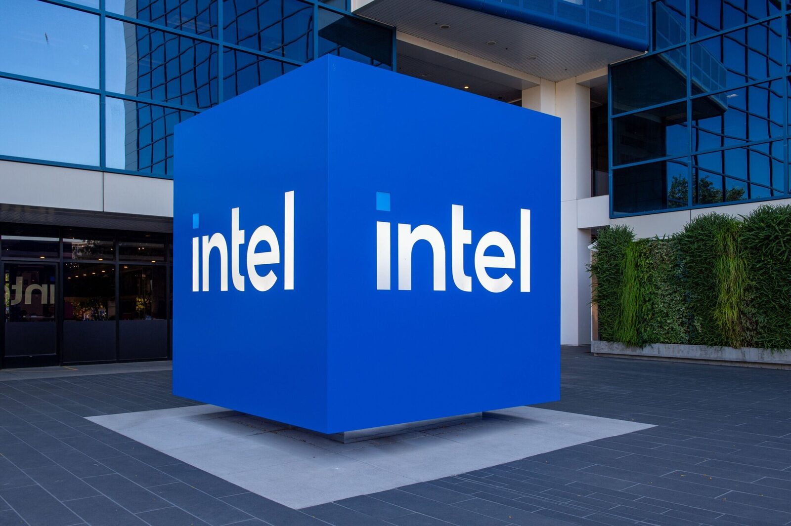 Comisia Europeană păstrează amenda împotriva Intel, dar o reduce