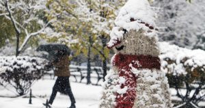 ANM actualizează prognoza: coduri galben și portocaliu pentru vânt puternic și ninsori în regiuni