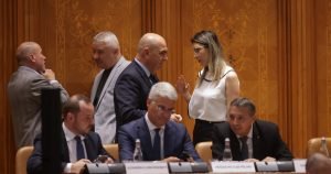 AUR și PSD solicită premierului Bolojan să o destituie pe ministra Buzoianu, în urma moţiunii simple