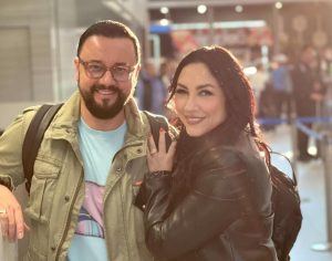 Andra a susținut un concert live în avion, generând controverse printre fani VIDEO