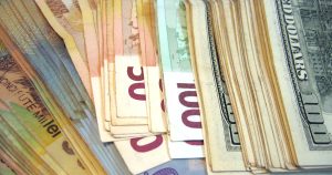 Aurul și euroul cresc, dolarul scade, conform cursului BNR