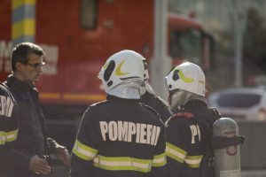 Bloc din Focșani cuprins de explozie și foc; pompierii acționează