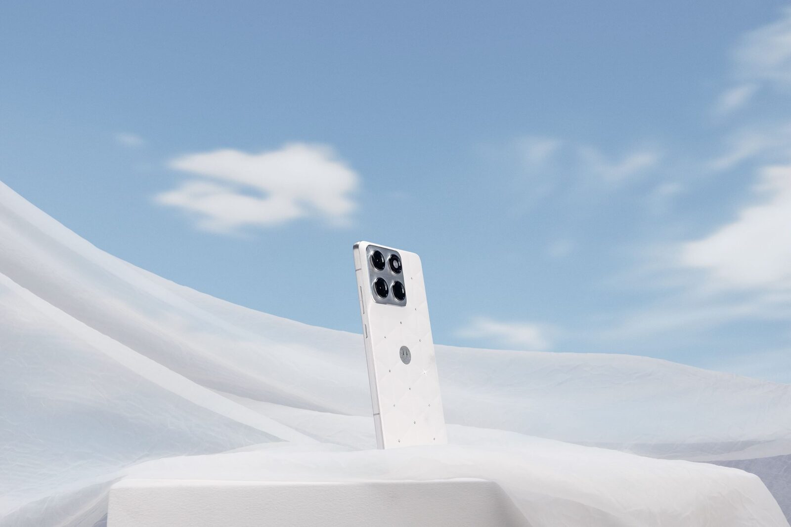Motorola Edge 70 lansat în ediție unică Pantone 2026, împodobit cu cristale Swarovski
