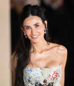 Demi Moore asortează un set confuz de pulovere din mohair cu o fustă neașteptată