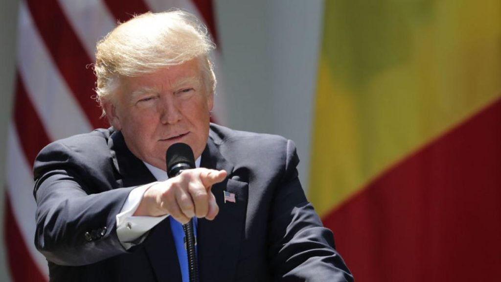 donald trump cu steagurile SUA și României în spate la o conferință la casa albă