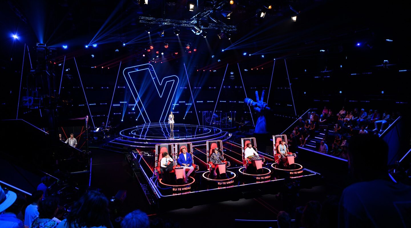 Finala Vocea României 2025, live acum la Pro TV. Patru concurente luptă pentru trofeu / Ce artistă internațională este invitată