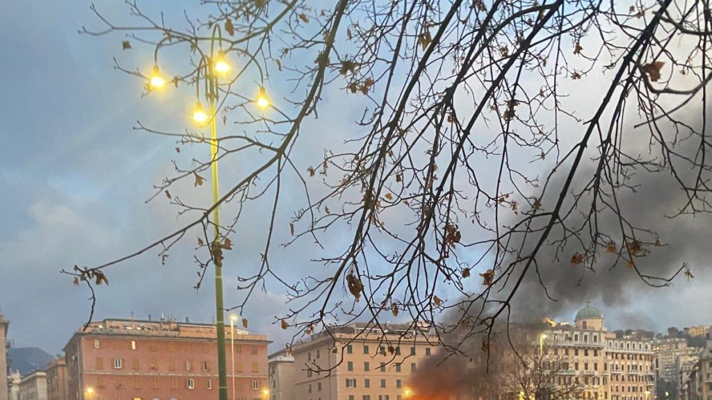 Genoa-Inter, scontri ultras: auto in fiamme e tafferugli