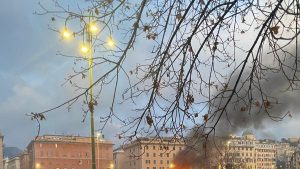 Genoa-Inter: ciocniri de ultras, mașini în flăcări și altercații