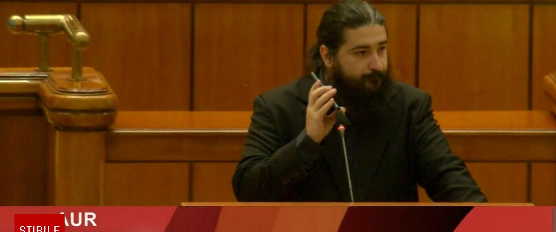 Circ în Parlament, la Legea privind combaterea extremismului. Un deputat AUR a pus muzică rap la microfon: ”Să vă fie rușine”