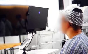 După un implant cerebral în China, un bărbat paralizat poate dirija scaunul și aparatele cu gândul