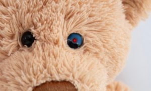 Jucării care „vorbesc” și recomandă utilizarea chibriturilor, cuțitelor și alte teme tabu