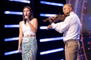 Lacrimi, vioară și cântece – Duo mamă‑fiică din Ștefănești la finala „Stea în Naștere” (INTERVIU)