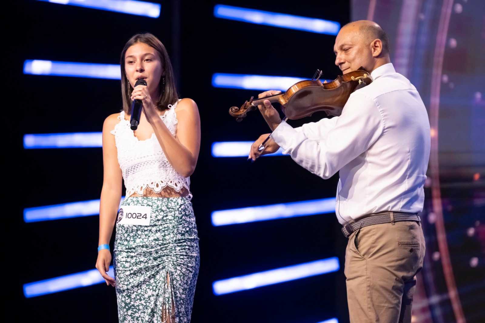 Lacrimi, vioară și cântece – Duo mamă‑fiică din Ștefănești la finala „Stea în Naștere” (INTERVIU)