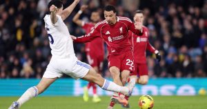 Liverpool egalează dramatic la Leeds: lider la 2-0 și 3-2, dar pierde în prelungiri