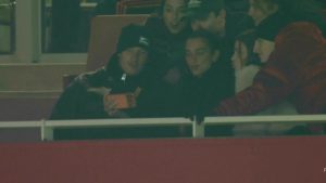 Dua Lipa și Callum Turner la meciul Arsenal vs Aston Villa, un dinamic scandal!