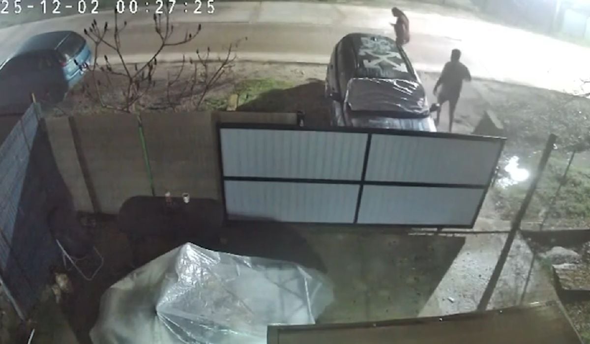 Mașina de poliție din Gorj lovește un autoturism parcat și pleacă de la fața locului