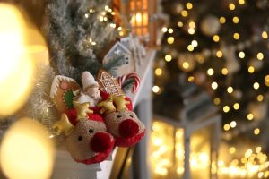 Moș Nicolae și tradițiile de 5 decembrie: de ce primesc copiii dulciuri sau nuielușă în ghete