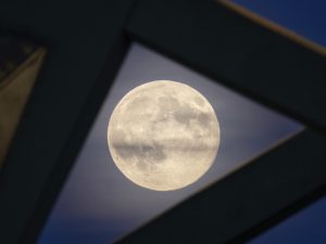 Pe 4 decembrie 2025, Luna Plină aduce transformări rapide pentru trei zodii