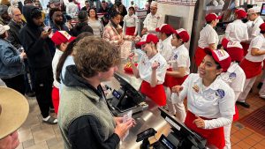 Persoana „67” interzisă din fast‑food după izbucniri haotice