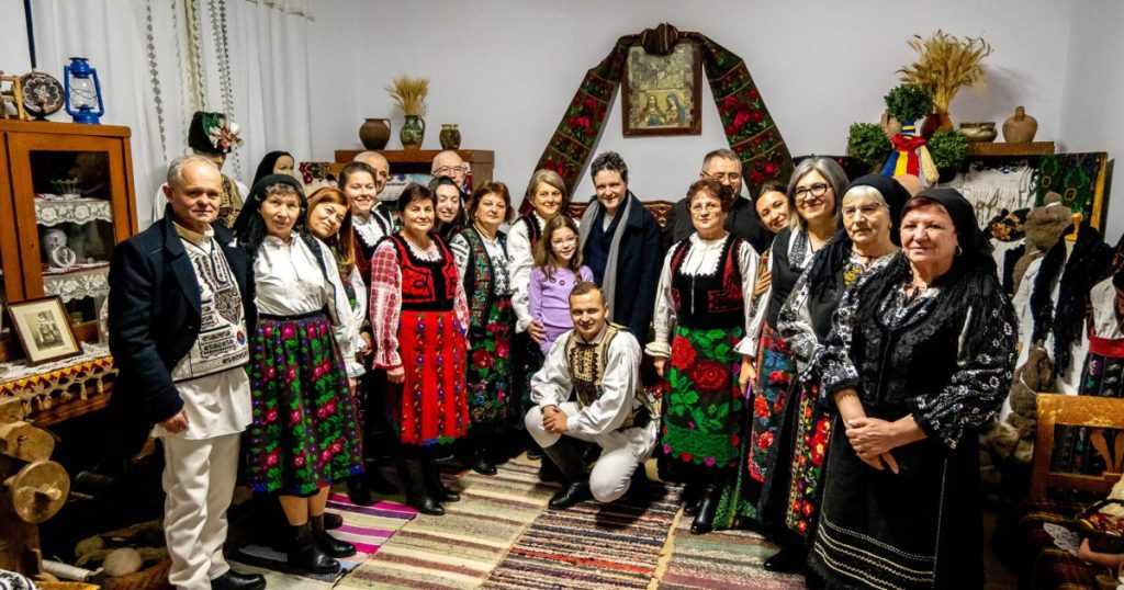 Nicușor Dan și-a petrecut seara de Crăciun în satul bunicilor săi. Cum a fost întâmpinat președintele de localnici