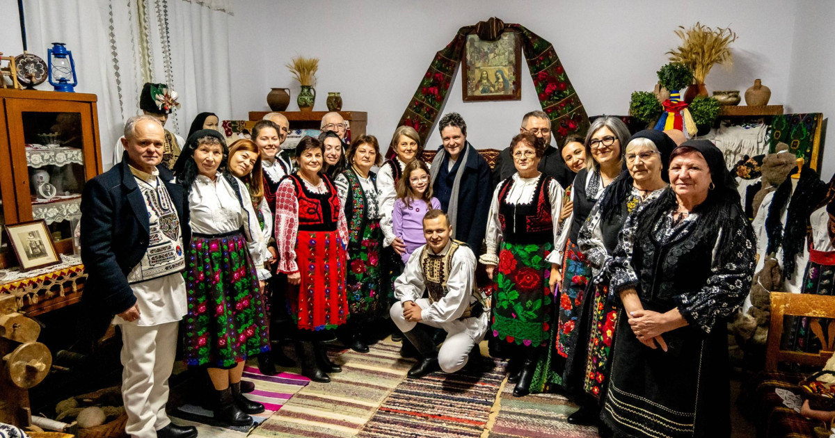 Nicușor Dan și-a petrecut seara de Crăciun în satul bunicilor săi. Cum a fost întâmpinat președintele de localnici