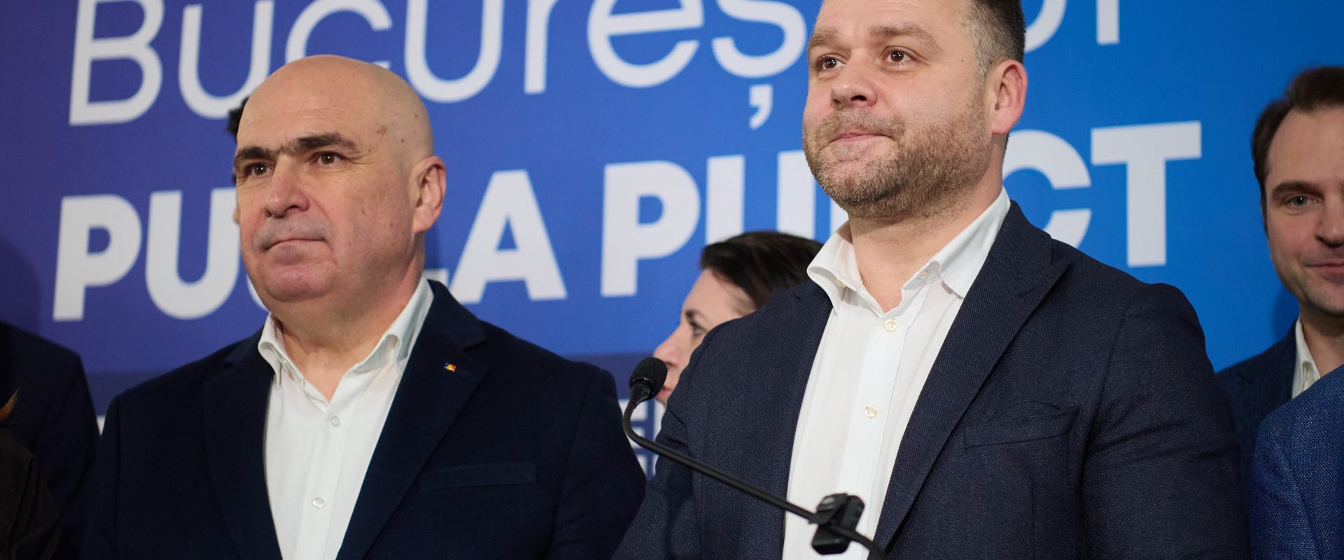 Ilie Bolojan și Ciprian Ciucu, la anunțarea rezultatelor exit-poll, la sediul partidului PNL din București, 7 decembrie 2025