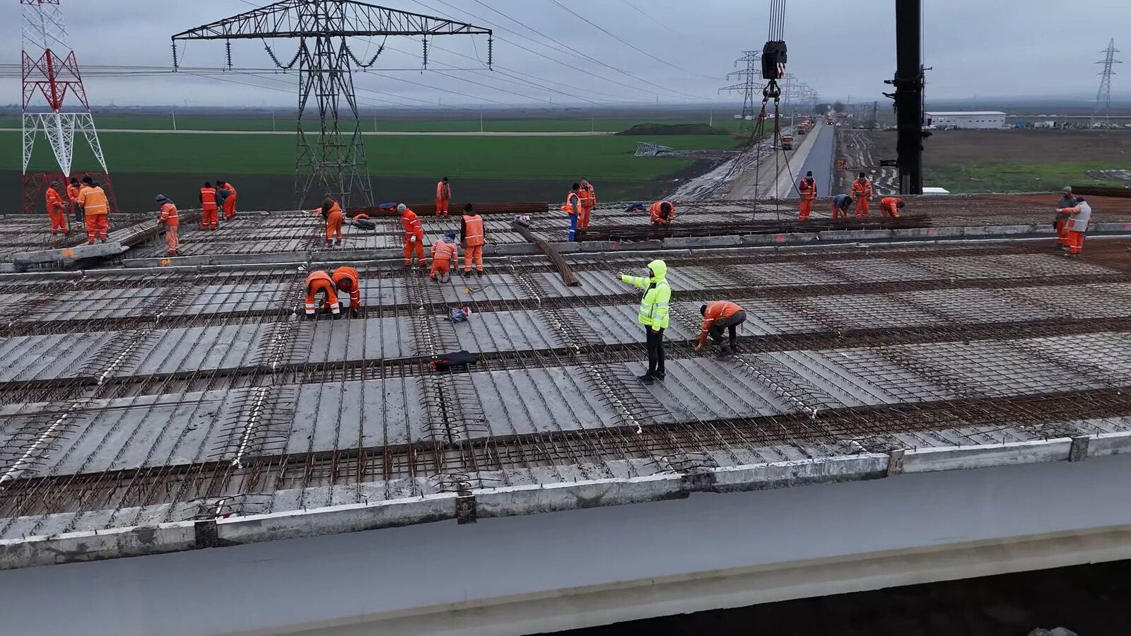 Sute de persoane la zona critică din Tișița; segmentul de 35,6 km al A7 se încheie în 2025.