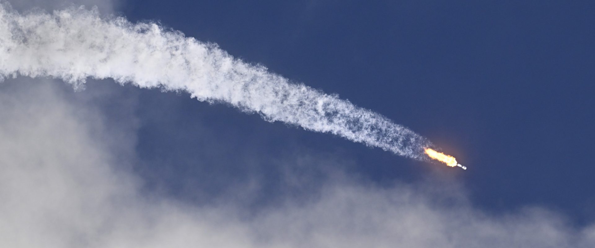 Un satelit din megaconstelația Starlink va cădea pe Pământ, după ce s-a desprins de pe orbită. Ce spun cei de la SpaceX 