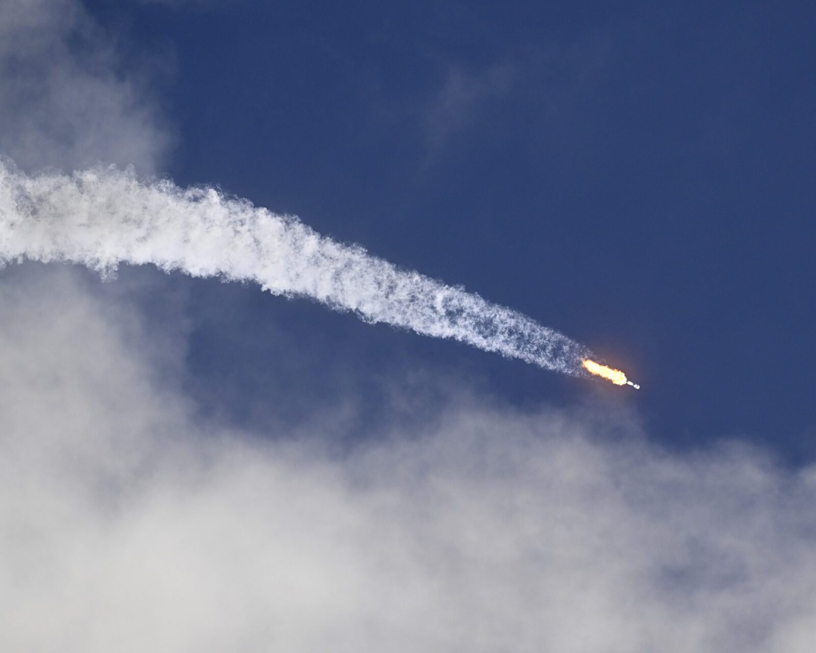 Un satelit Starlink, desprins de pe orbită, se îndreaptă spre Pământ; reacția SpaceX