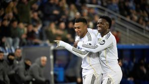 Vini îi trimite o pasă lui Xabi