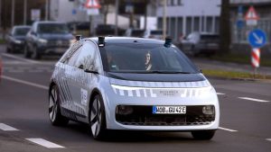 Volkswagen lansează robotaxi autonom, fără volan și pedale, pe drumurile germane