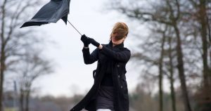 Weekendul de iarnă: vânt puternic și căldură azi, răcire sâmbătă; cod roșu în Caraș‑Severin la 9