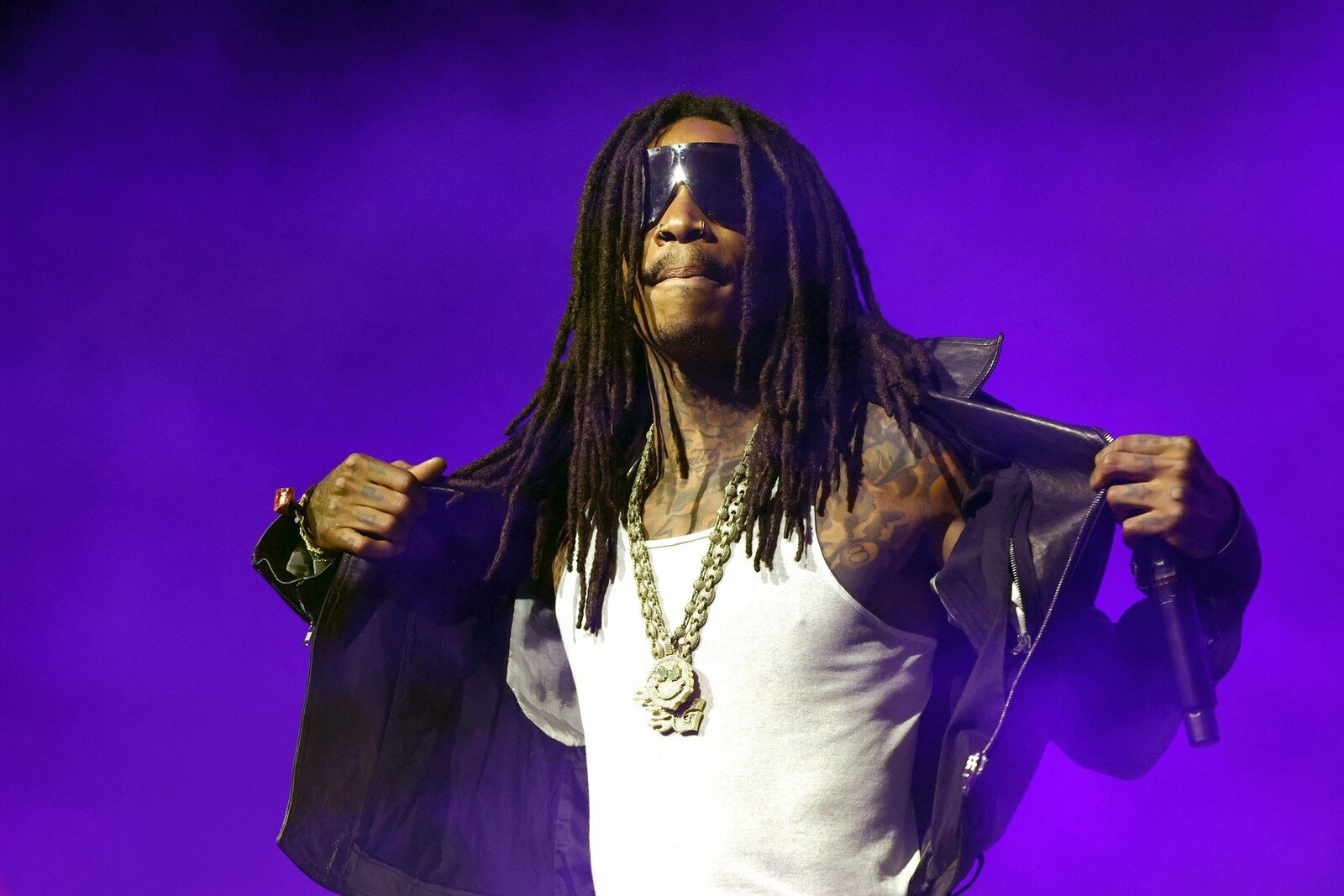 Wiz Khalifa, condamnat la 9 luni pentru fumat marijuana pe scena la „Beach Please”