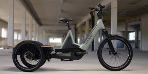 O bicicletă electrică premium găzduiește o mini-camionetă.