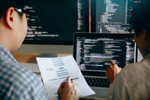 Compania 350 miliarde $ a testat programatorii pentru efectul AI și a găsit o sabie cu două tăișuri